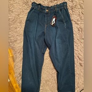 No boundaries mom jeans